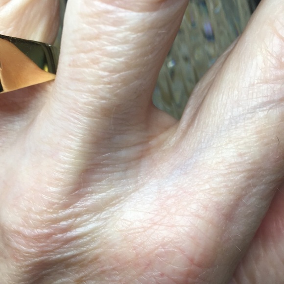 Elegant 14k Gold Gemstone Ring with a beautiful faceted Peridot & Rubies - Picture 10 of 16